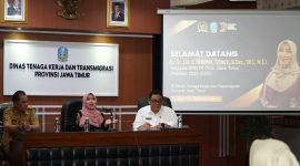 Anggota Komite III DPD RI, Dr. Lia Istifhama M.E.I saat mendengarkan pemaeparan data dari Sigit Priyono, Kadisnakertrans Jatim. (Foto: dok. Istimewa)