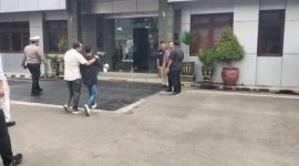 Aktivis yang tergabung dalam Forum Kota (Forkot) melakukan aksi demonstrasi ke Mapolres kabupaten Pamekasan, Madura.
