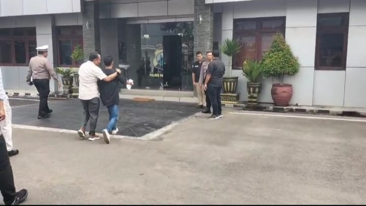 Aktivis yang tergabung dalam Forum Kota (Forkot) melakukan aksi demonstrasi ke Mapolres kabupaten Pamekasan, Madura.