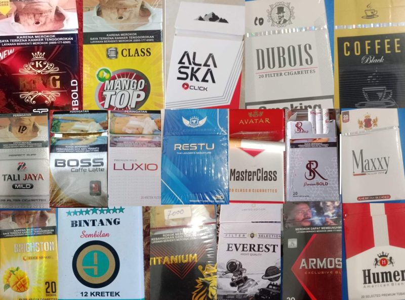 Berbagai rokok ilegal yang mudah ditemui.