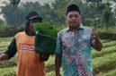 Ketua FKPP, Farid Azzyadi (kanan) saat bertemu dengan petani tembakau.