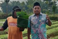 Ketua FKPP, Farid Azzyadi (kanan) saat bertemu dengan petani tembakau.
