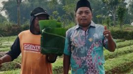 Ketua FKPP, Farid Azzyadi (kanan) saat bertemu dengan petani tembakau.