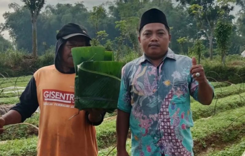 Ketua FKPP, Farid Azzyadi (kanan) saat bertemu dengan petani tembakau.