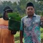 Ketua FKPP, Farid Azzyadi (kanan) saat bertemu dengan petani tembakau.