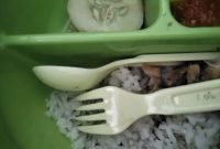 Menu MBG ri salah satu sekolah viral di berbagai gruop WhatsApp sebab dianggap tidak layak konsumi.
