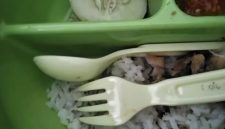 Menu MBG ri salah satu sekolah viral di berbagai gruop WhatsApp sebab dianggap tidak layak konsumi.
