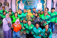 Momen kebersamaan Gubernur Jatim, Khofifah Indar Parawansa dengan anak yatim dan ojol di Gedung Grahadi, Surabaya.